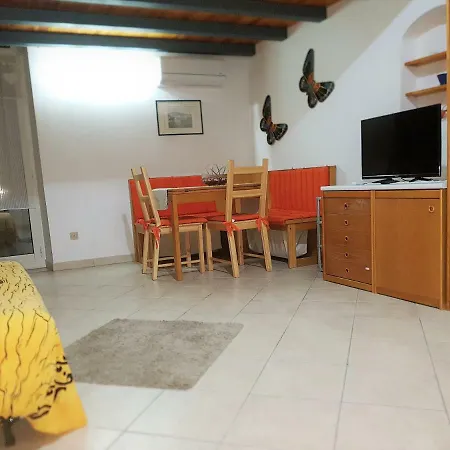Lina's 1st Floor Апартаменты *